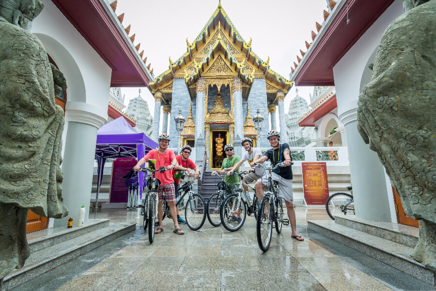 Thailand Bankok fietsen bij tempel go red fietstour door Bangkok