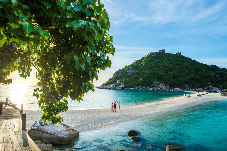 Thailand Koh Nang eiland Yuan island eiland strand zonsondergang koppel loopt hand in hand